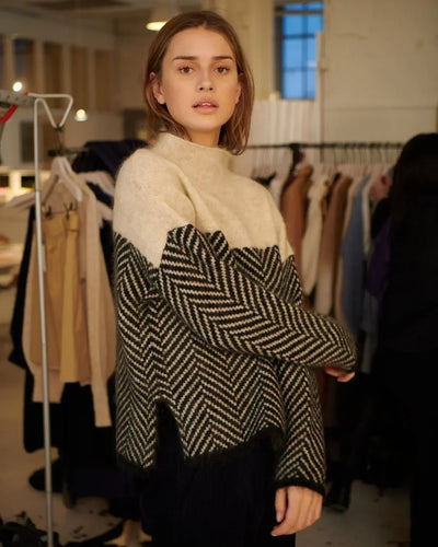 Gaëtane™ | Pull col montant à motifs chevrons