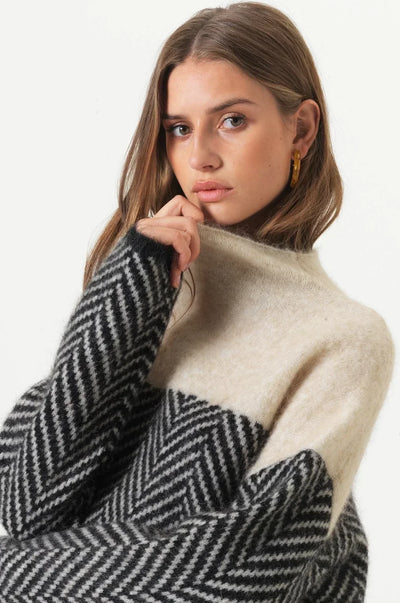 Gaëtane™ | Pull col montant à motifs chevrons